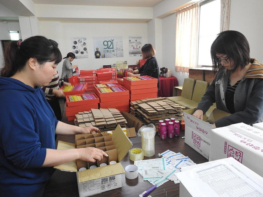 南投縣生活重建協會今年經費短絀約300萬元恐斷炊，為此發起認助老人送飲品，盼提高收入。(記者賴香珊攝影)