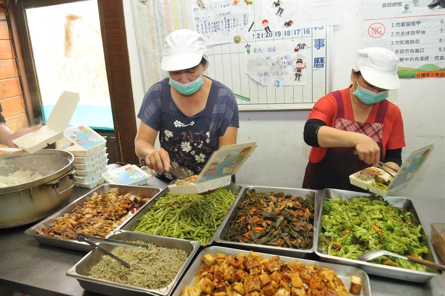 南投縣生活重建協會長期為國姓鄉獨居老人居家送餐並關懷照顧。（記者廖肇祥攝影）