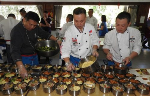 「欣臨餐飲名廚義煮團」今至南投縣國姓鄉，為獨居長輩準備5星級便當。（記者佟振國攝）