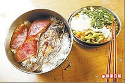 菜色：通常為3配菜、1主菜，這天是魚、香腸、高麗菜、A菜、毛豆容器：鐵盒，上面寫著老人姓名、居住村別註：食用者若吃素、胃口很大很小、什麼吃什麼不吃，均可特製