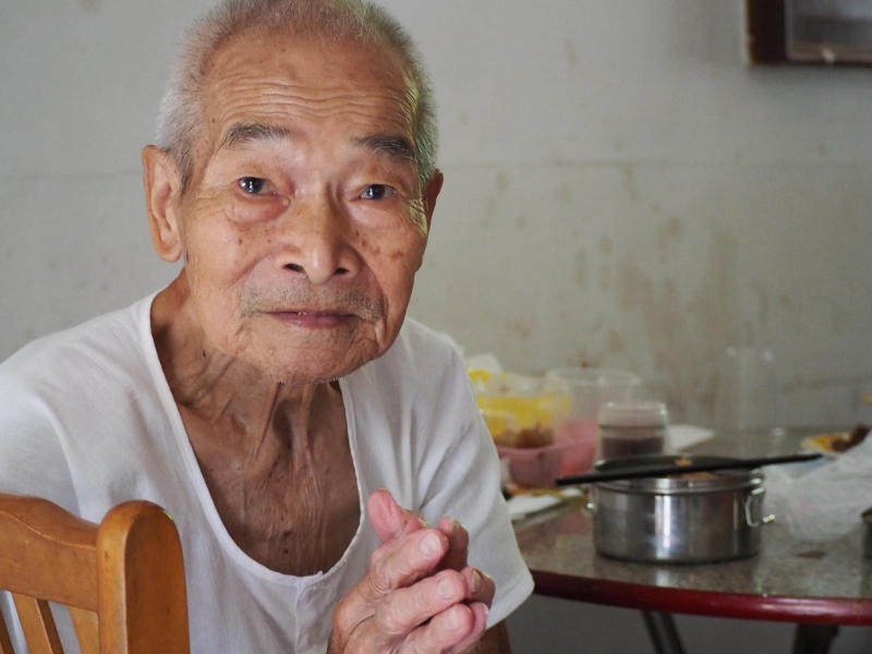 受南投縣生活重建協會送餐照顧的86歲孤老林文龍先生。(蕭照平 攝)