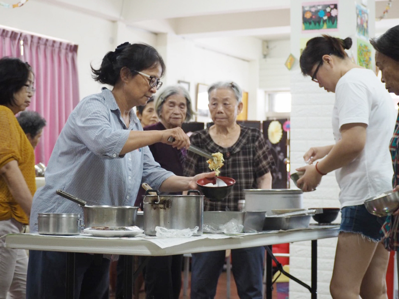 南投縣生活重建協會為日托中心的老人備餐。(蕭照平 攝)