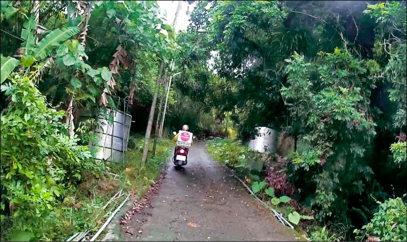 南投生活重建協會送餐機車，每天得騎在崎嶇山路上。（南投縣生活重建協會提供）